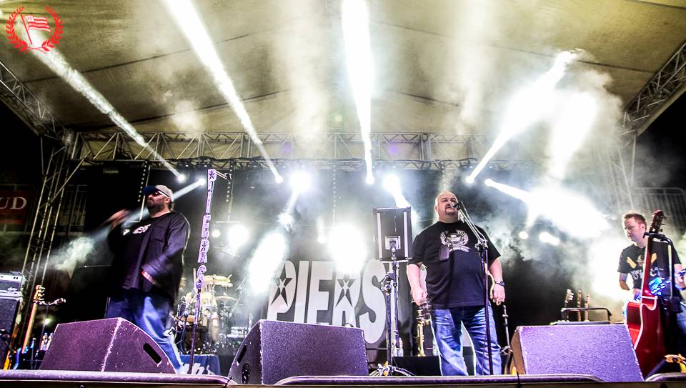 Zesp&oacute;ł Piersi wystąpił na stadionie Cracovii 